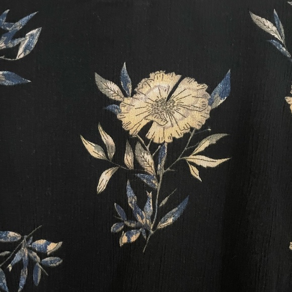 Long Sleeve Floral Crop Top - Picture 3 of 4